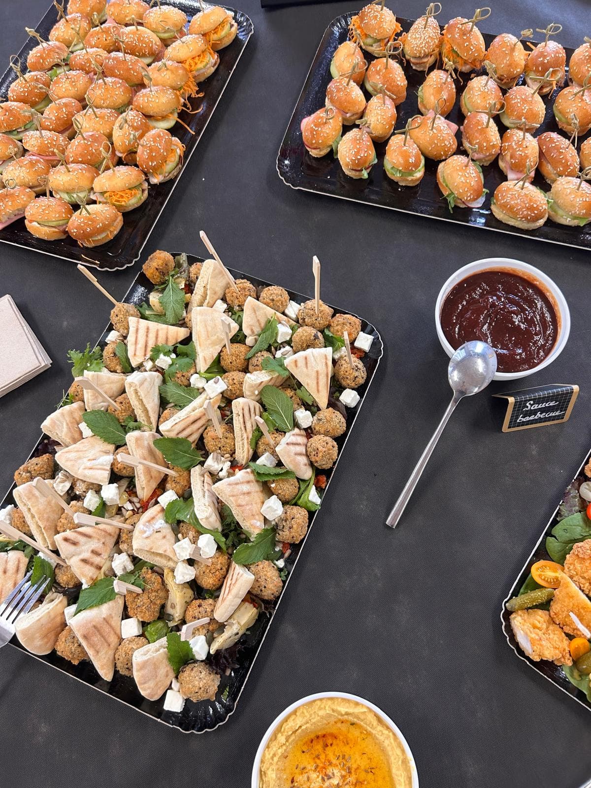 Plateaux de mini burgers et navettes garnies