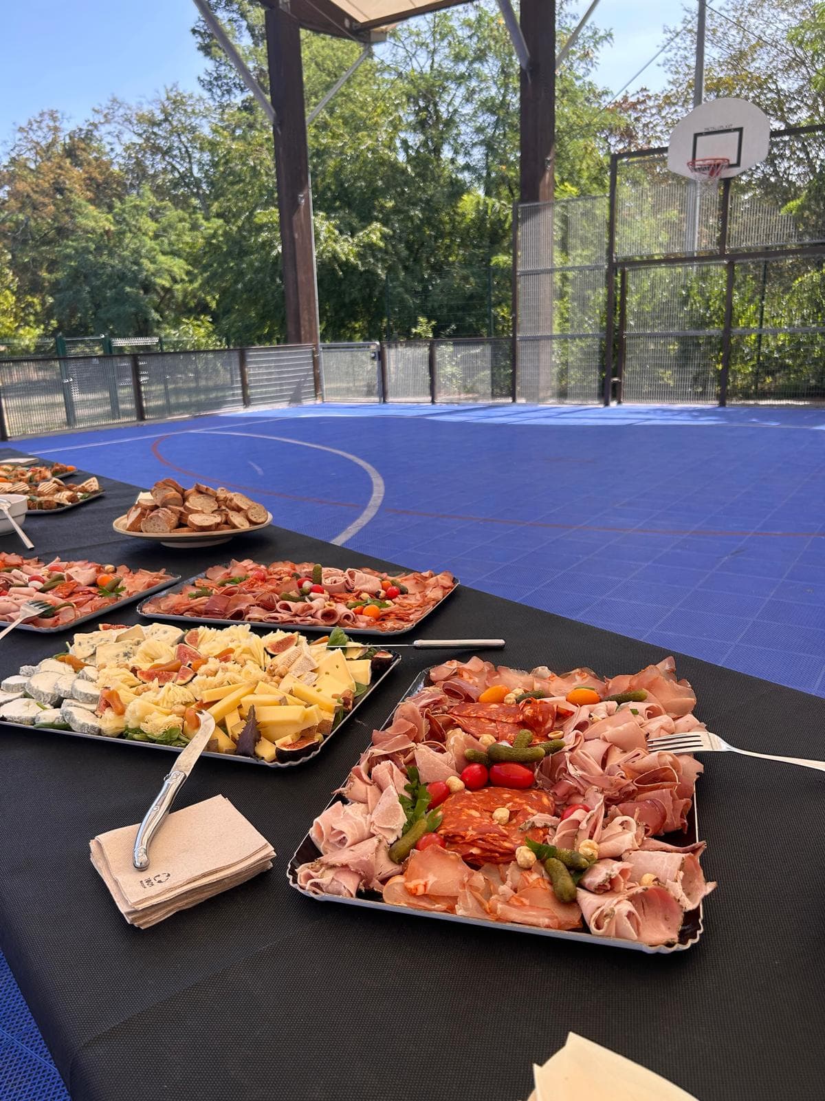 Buffet dressé en extérieur au bord d'un terrain de sport
