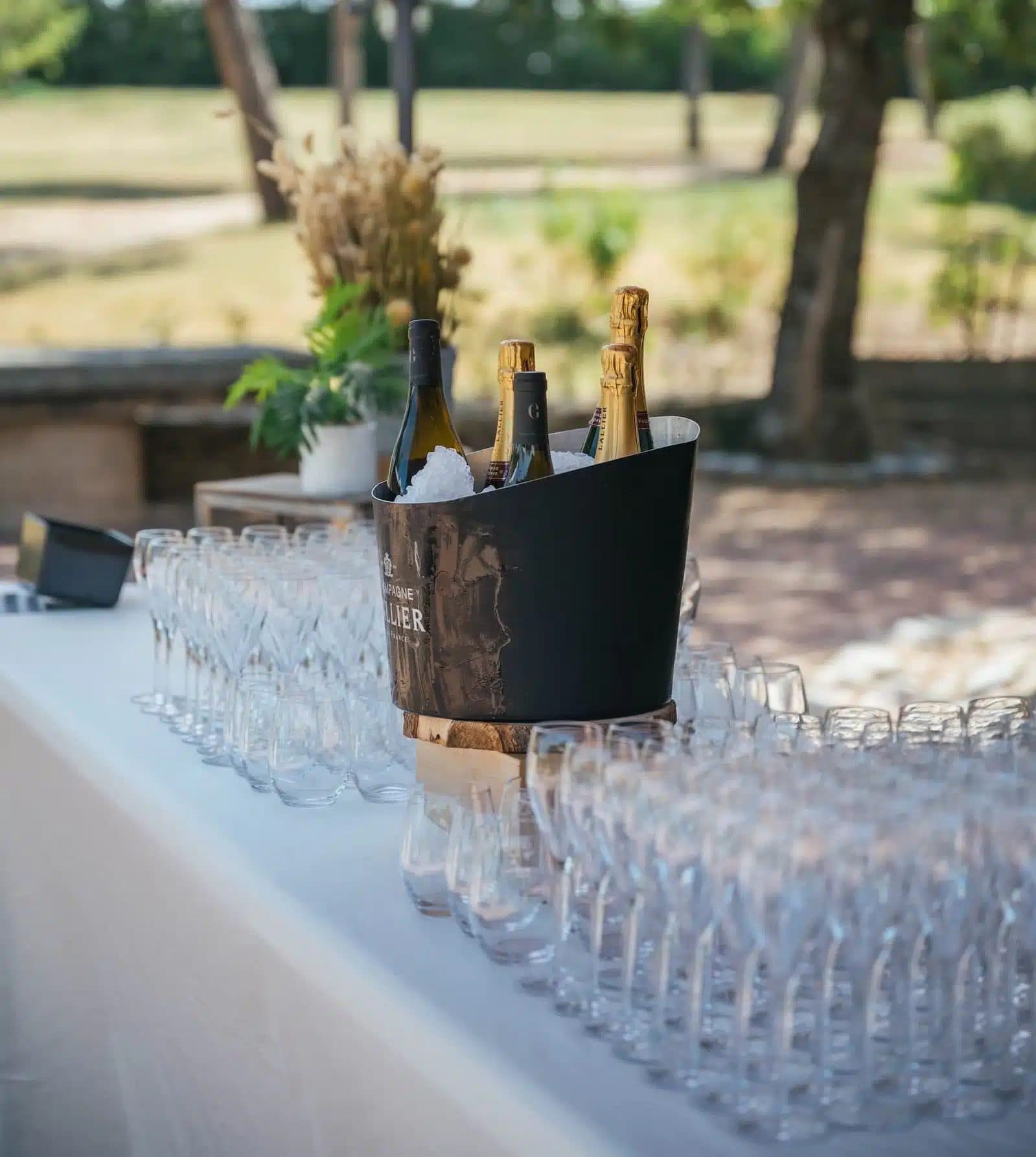 Seau à champagne dressé en extérieur
