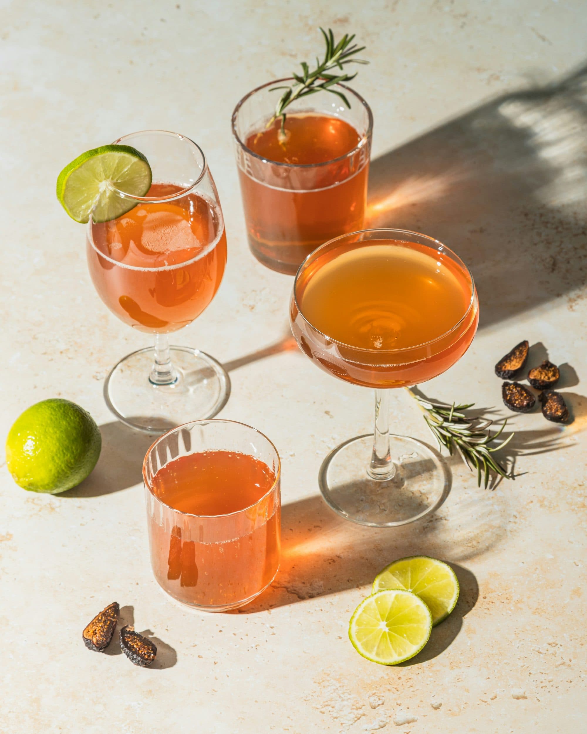 Cocktails garnis de rondelles d'agrumes