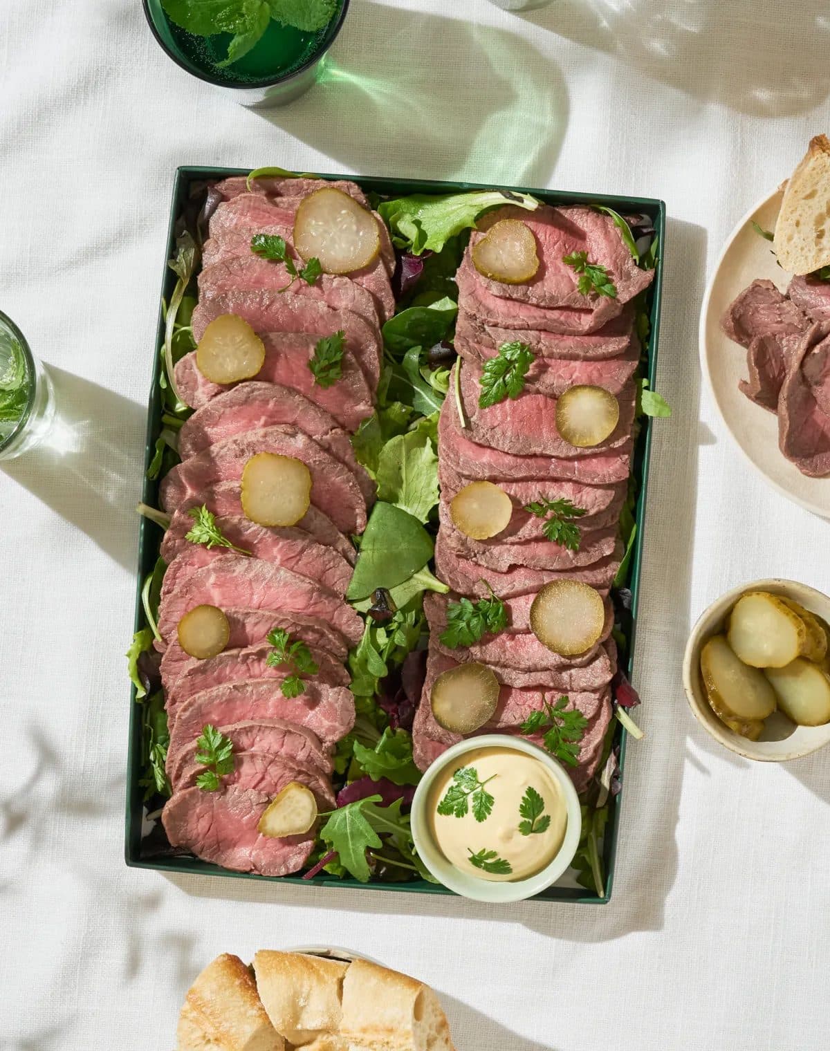 Planche de rôti de bœuf tranché