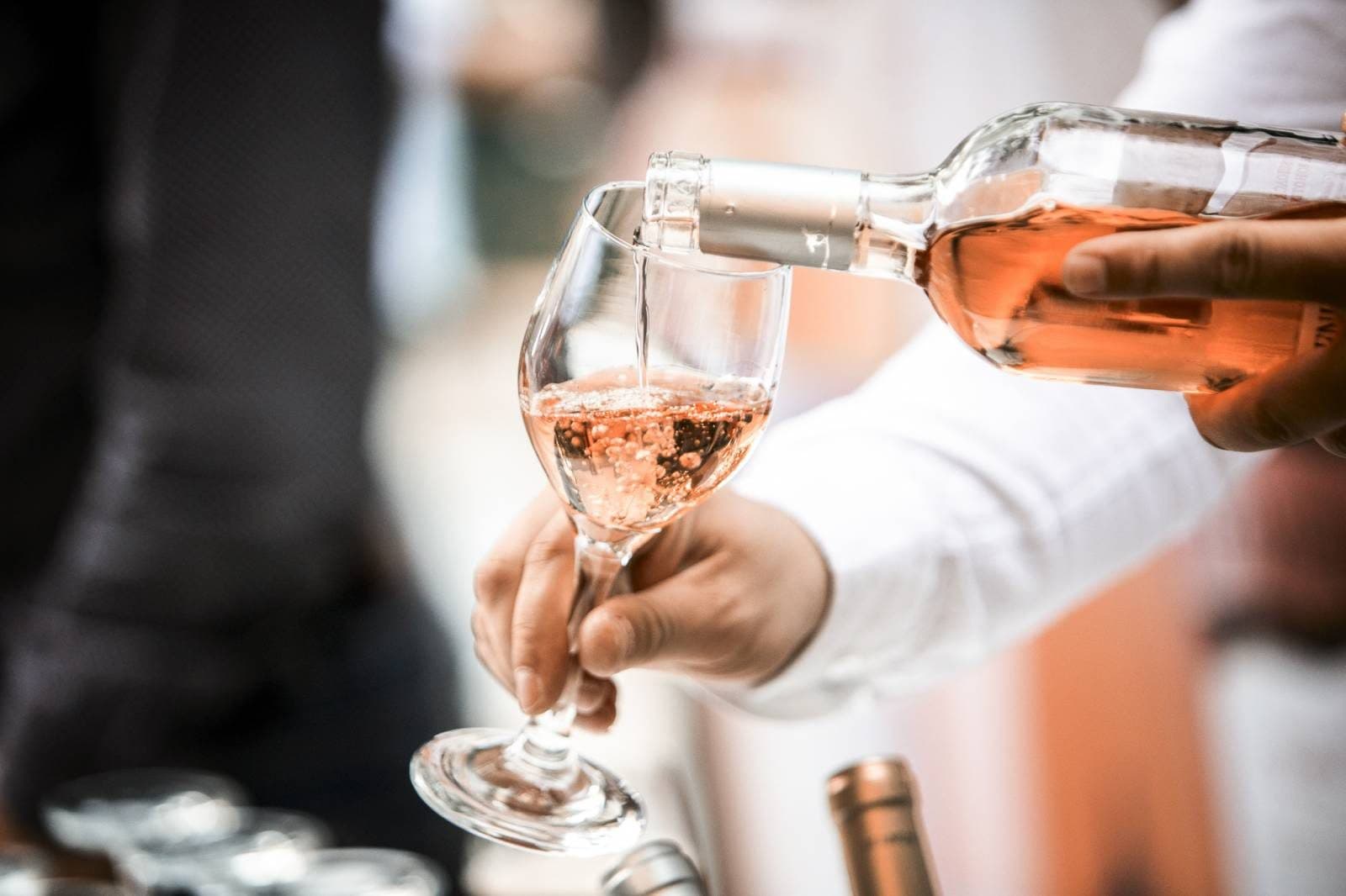 Service de vin rosé pendant une réception